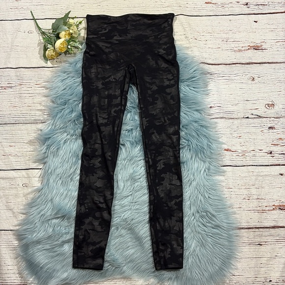 Spanx Faux Leather Leggings High Rise Matte Black Camo - Picture 2 of 9